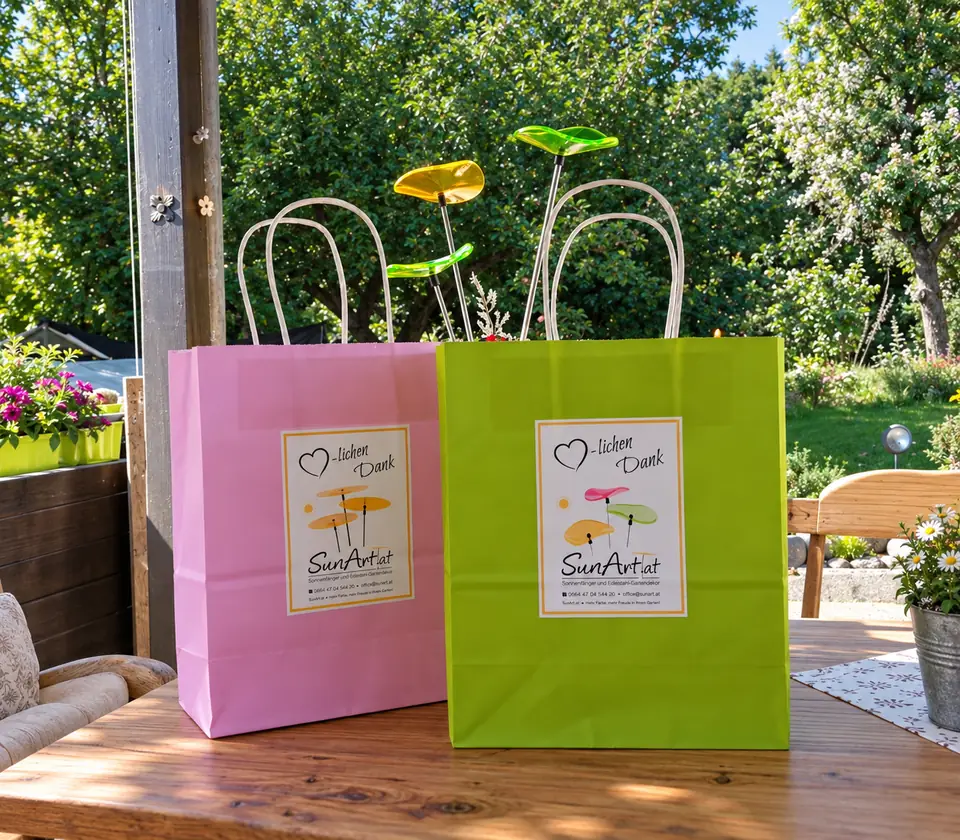Geschenktaschen von SunArt im sommerlichen Garten